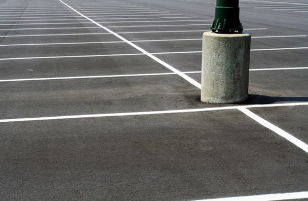 entrée de garage pour la réparation de pavage d'asphalte